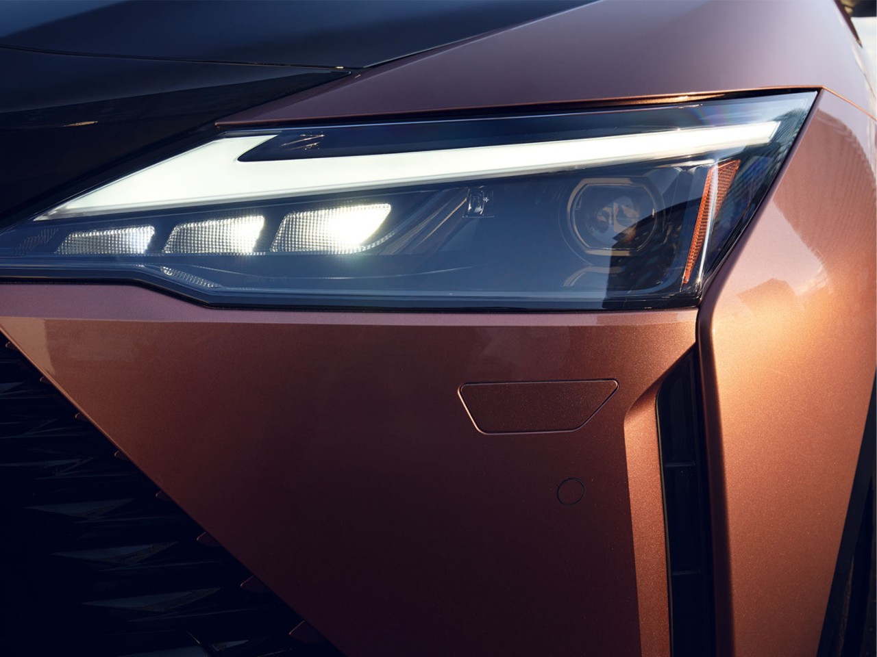 Plan sur le phare à LED du Nouveau Lexus RZ