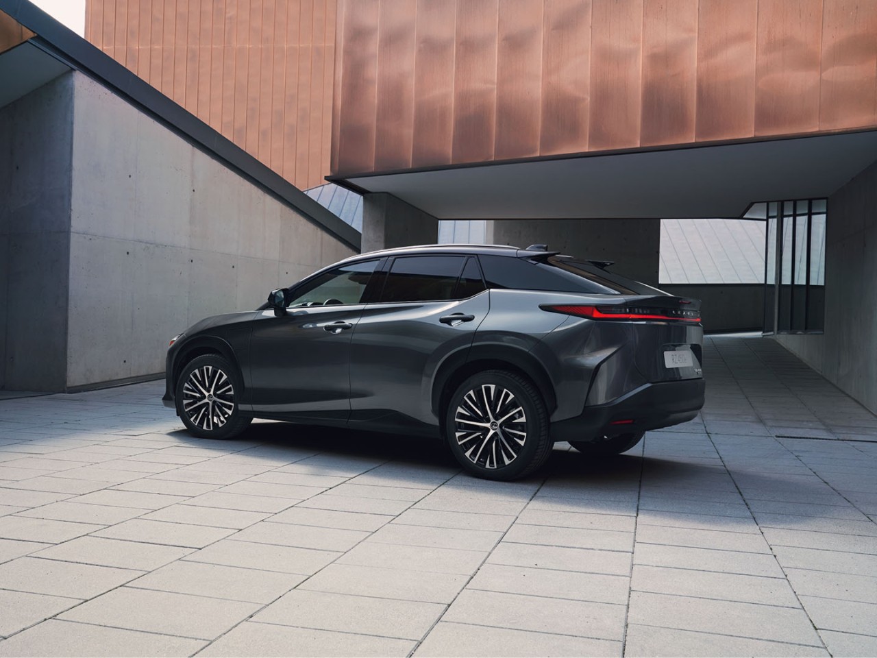 Vue latérale du Nouveau Lexus RZ