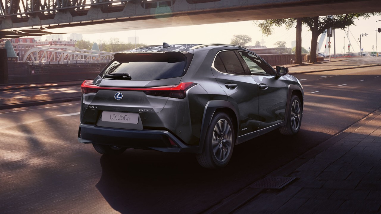 2021-lexus-ux-gallery-exterior-05-1920x1080_tcm-3154-2110981